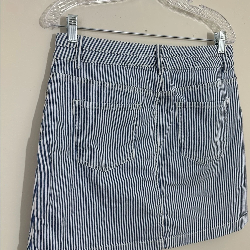 Maurice’s sz 12 skirt that measures 17” long  Described as a railroad stripe